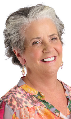 Design Idea Q B 2 E on a smiling woman
