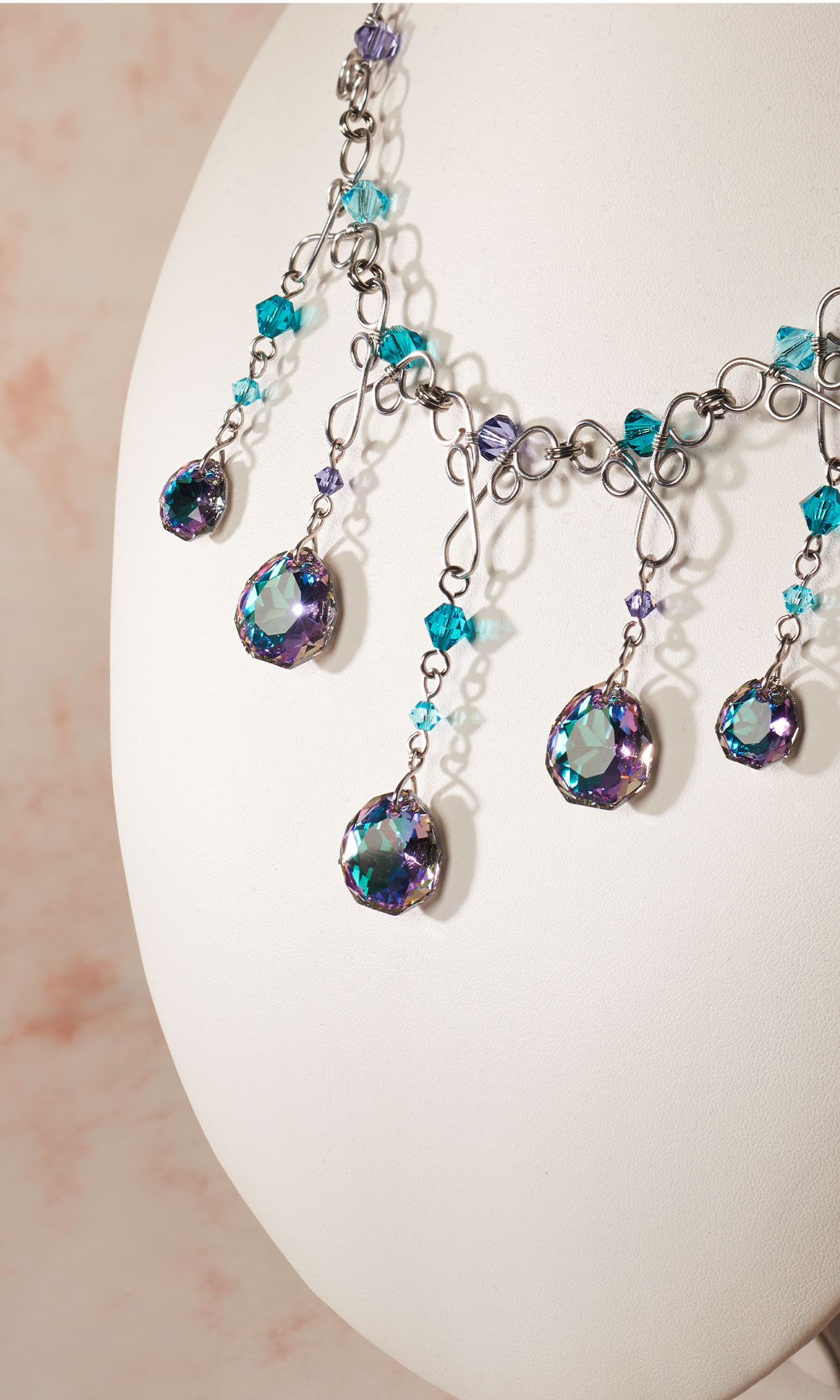 Design Idea QM2J necklace on white display