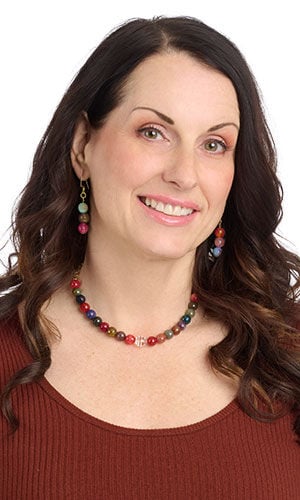 Model wearing design idea R N 2 K multicolored pearl necklace