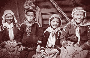 Photo by T. Dahllöf. Sámi people in Karesuando (Gárasavvon), Lapland. Courtesy of Wikimedia Commons.