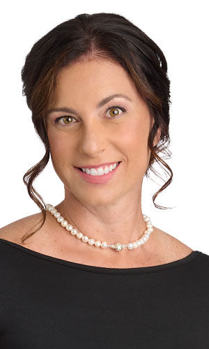 Design idea R G 2 X: Front view of a choker-length pearl necklace with a silver clasp in the center
