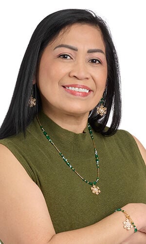 Model with green shirt wearing design idea RH59