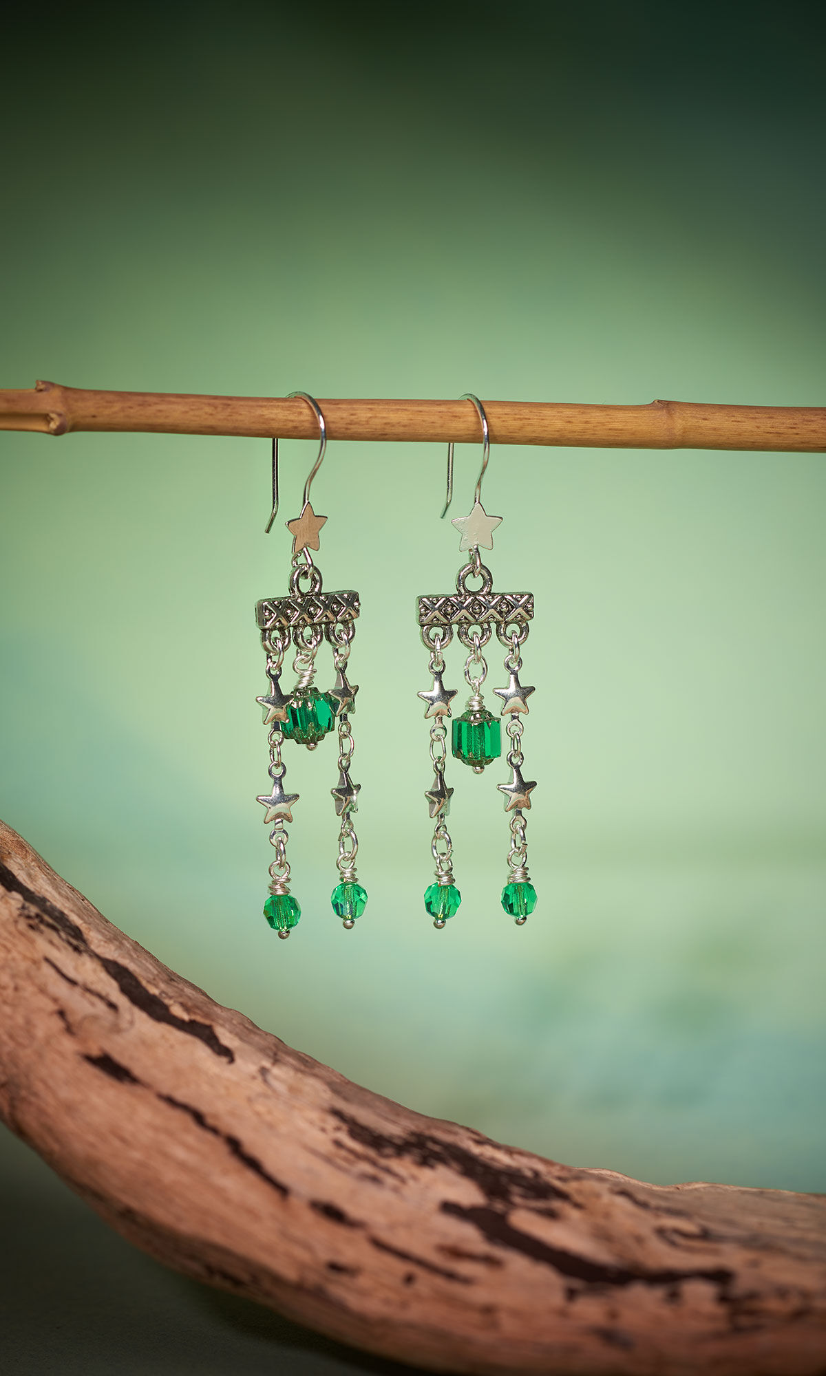 Design Idea QG39 earrings on a wooden dowel