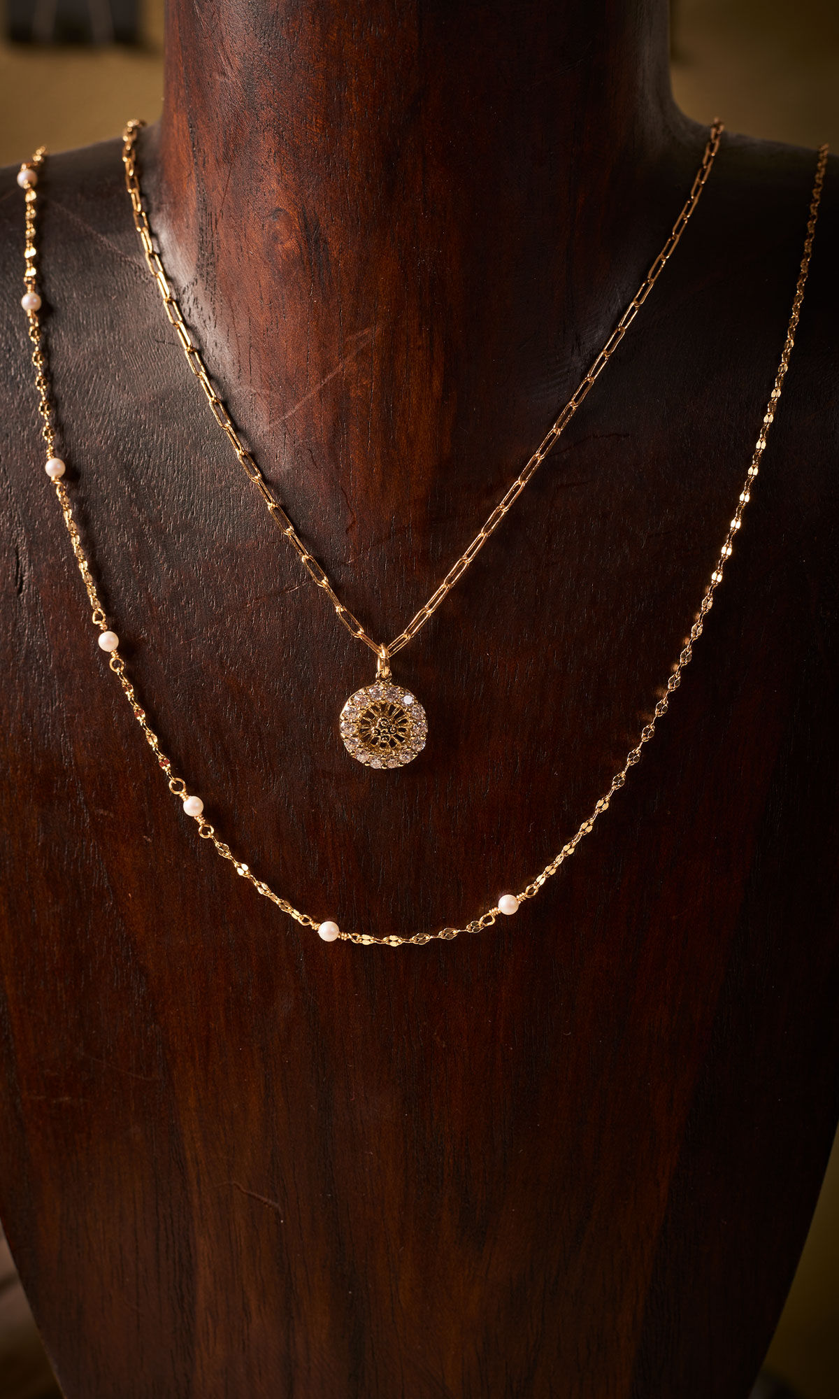 Design Idea QH3F necklace on a wooden display
