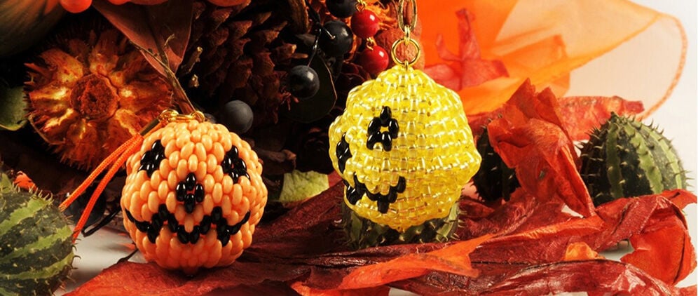 Design Idea R K 2 4 - Seeded beaded jack-o’-lantern charms in yellow and orange against a background of fall foliage