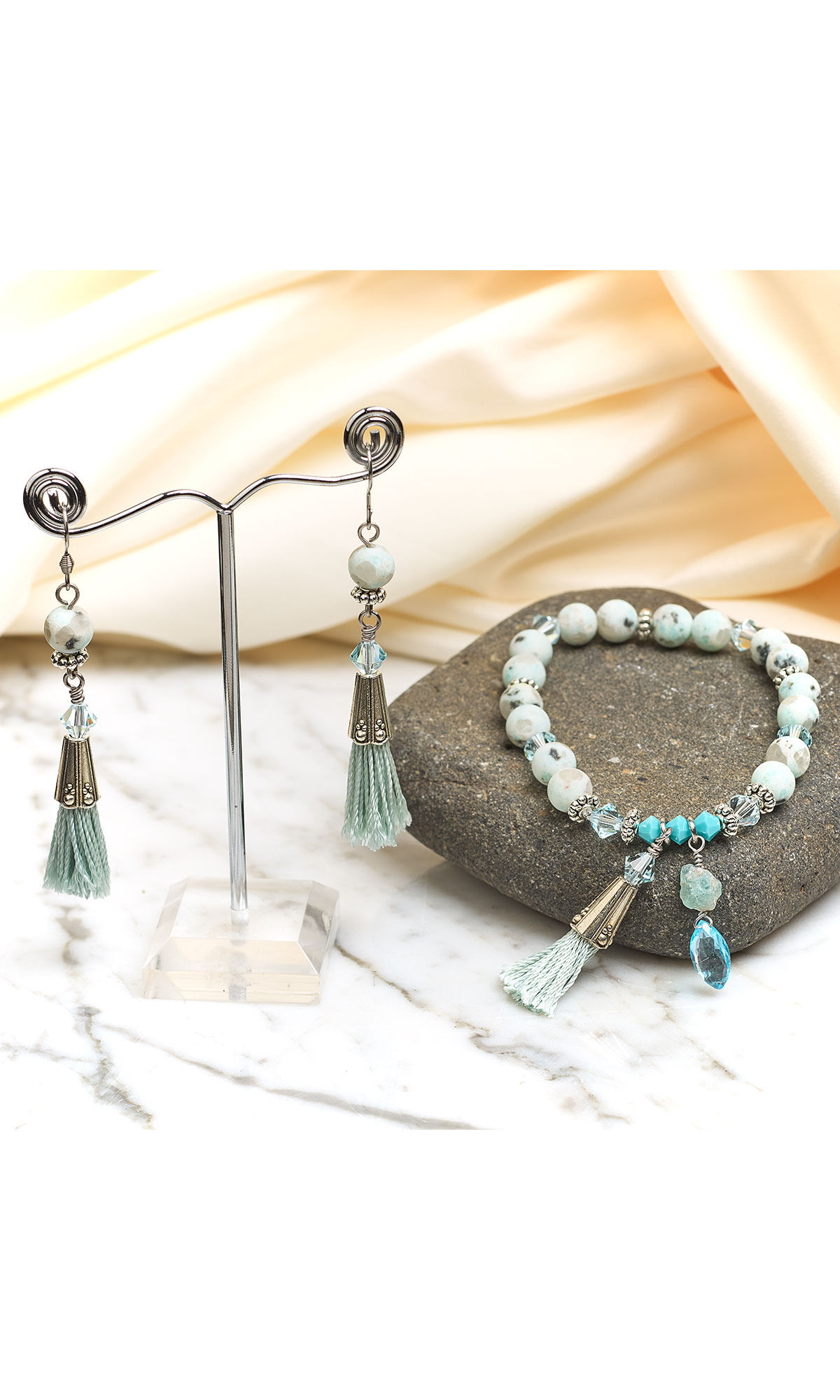 Design Idea QN2V bracelet on a stone and earrings on a stand