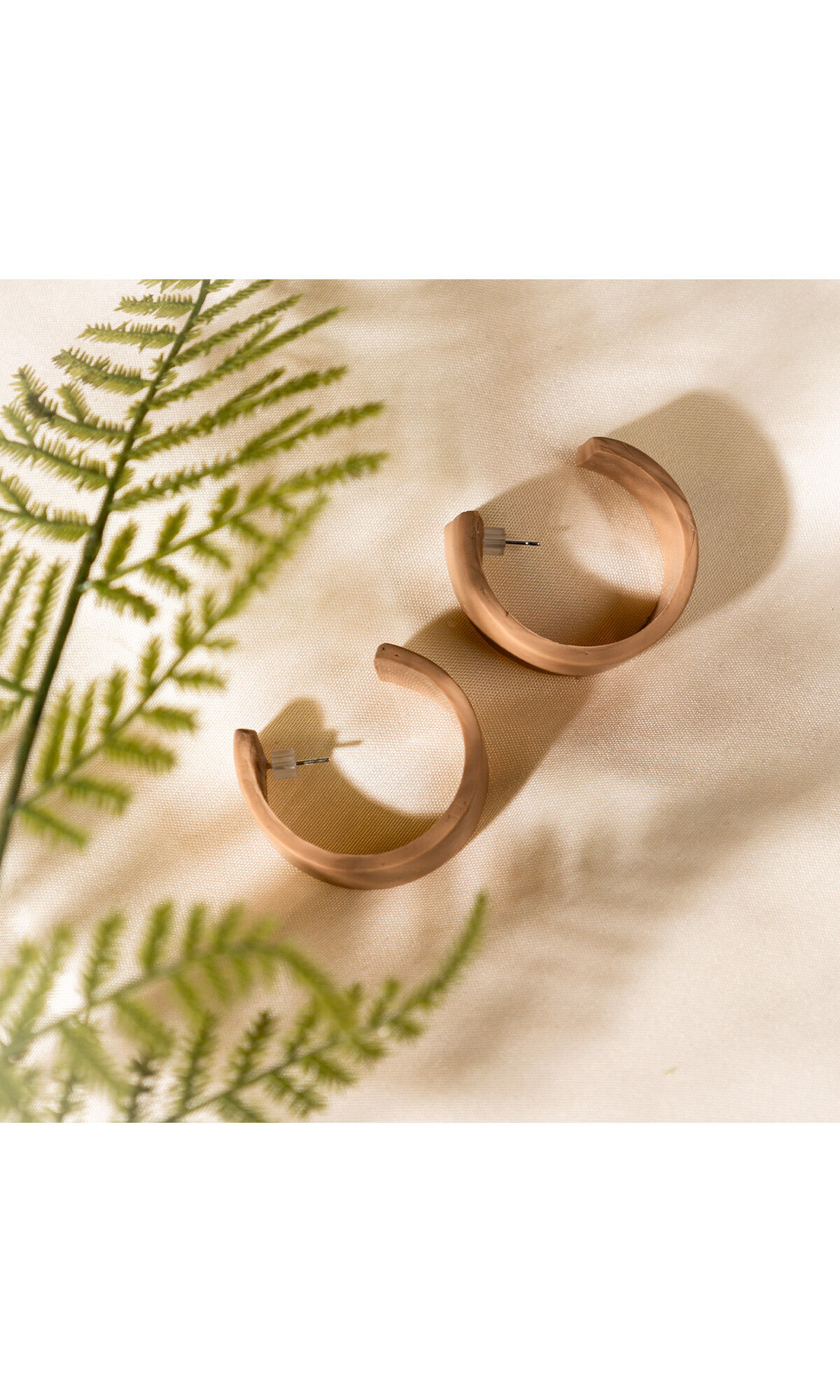 Design Idea QM34 tan earring on stylized background