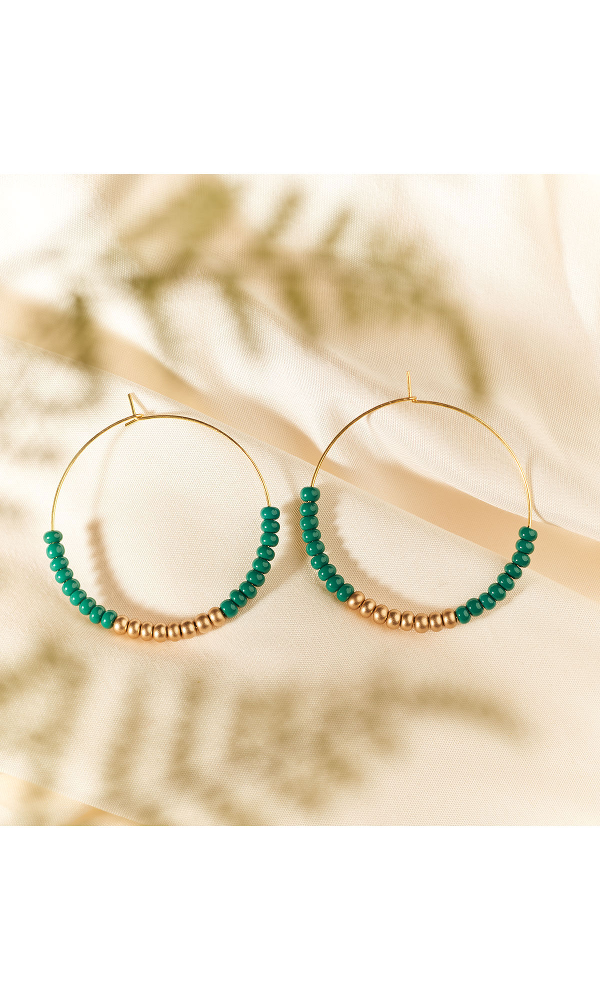 Design Idea R D 2 T earrings on ivory background