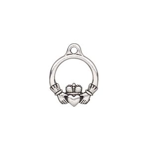 Charm, TierraCast®, antique silver-plated "pewter" (tin-based alloy), 16x14.5mm double-sided Claddagh. Sold per pkg of 20.