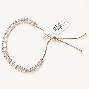 Bracelet, adjustable, brass / glass / silicone, pkg/1, 6 to 10 inches, gold plate and crystal clear.