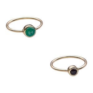 Ring, black onyx / green onyx (dyed) / gold-finished sterling silver, 6mm and 7mm wide, size 8. Sold per 2-piece set.