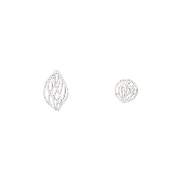 Focal and component, silver-finished "pewter" (zinc-based alloy), 18mm matte flat round with cutout weave design and 32x19mm matte leaf with cutout weave design. Sold per pkg of 12. image number 0