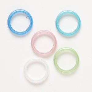 Ring mix 1pkg5, Just for Fun, cat's eye glass (fiber optic glass), mixed colors, 5-6mm faceted, sizes 7-9.