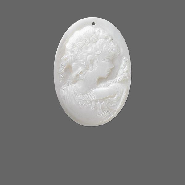 Focal, mother-of-pearl shell (natural), 30x22mm oval cameo with woman, Mohs hardness 3-1/2. Sold individually. image number 0