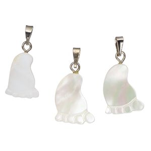 Pendant, mother-of-pearl shell (bleached) / antique silver-finished "pewter" (zinc-based alloy) / steel, 15x8mm-17x12mm single-sided carved foot. Sold per pkg of 3.