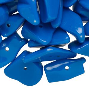 Bead, acrylic, blue, gigantic chip. Sold per 8-ounce pkg, approximately 160 beads.