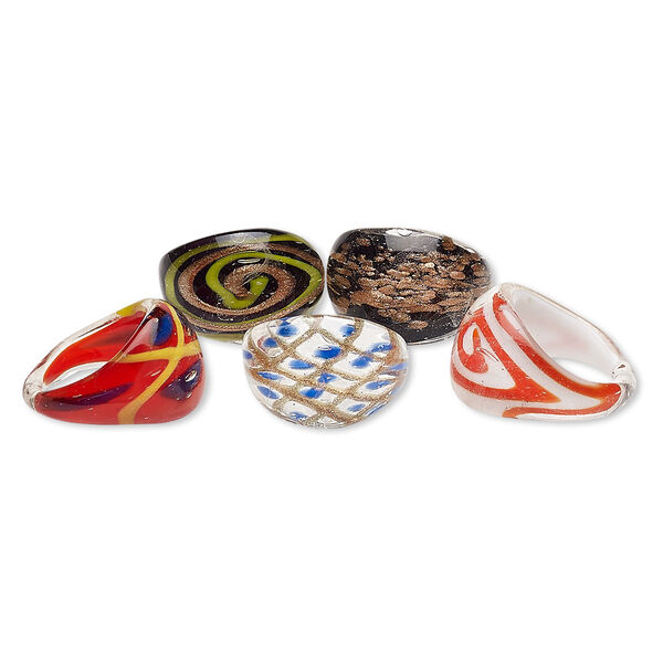 Ring, lampworked glass, multicolored with copper-colored glitter, 18-21mm wide with assorted designs, size 8. Sold per pkg of 5. image number 0