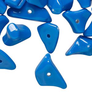 Bead, acrylic, blue, gigantic chip. Sold per 2-ounce pkg, approximately 85 beads.